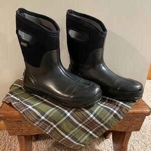 Women’s Bogs Ultra Neo-Tech Mid-calf Size 9
